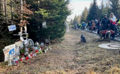 An der Gedenkstätte für Natenom während der Gedenkausfahrt im Februar 2025. Foto: Gerolf Meyer