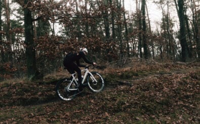 Wahlweise am Mikrofon oder auf dem Gravel Bike: Paul Voß. Foto: Pierre Barton