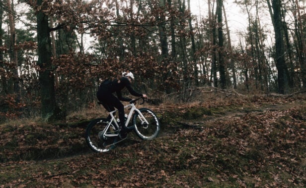 Wahlweise am Mikrofon oder auf dem Gravel Bike: Paul Voß. Foto: Pierre Barton