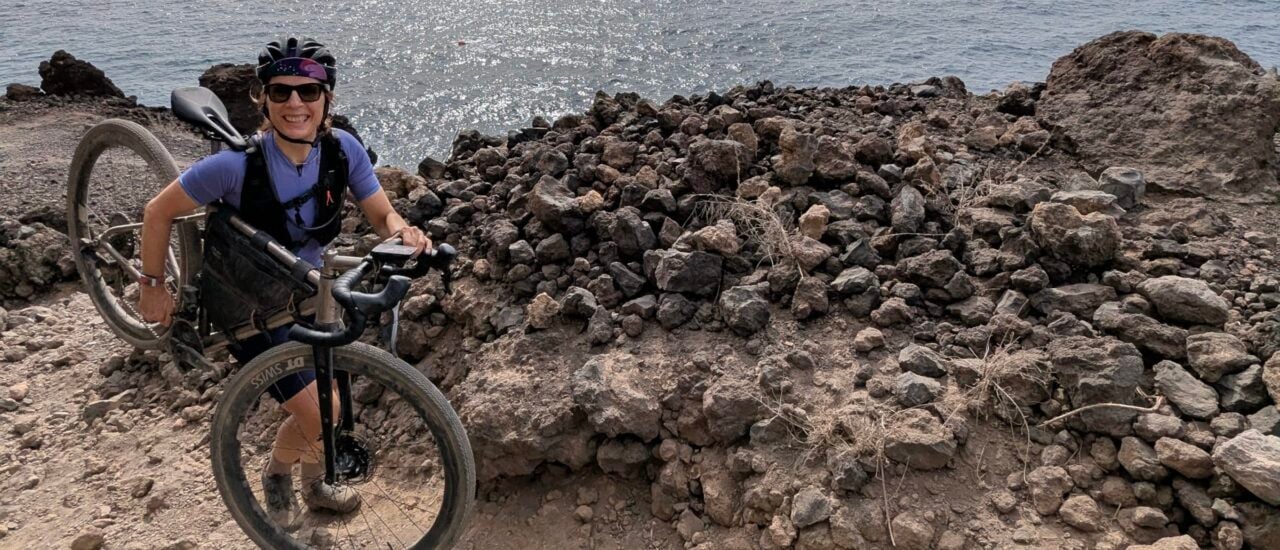 Ariane Richter beim Bikepacking auf den Kanaren. Foto: Michael Kneip