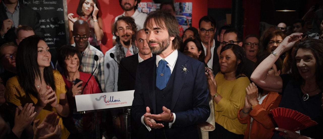 Cédric Villani hält sich die Hände, nachdem er am 4. September 2019 in einer Brasserie in Paris seine Kandidatur für das Rennen um das Bürgermeisteramt bekannt gegeben hat. (Photo by CHRISTOPHE ARCHAMBAULT / AFP)