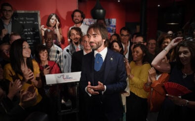 Cédric Villani hält sich die Hände, nachdem er am 4. September 2019 in einer Brasserie in Paris seine Kandidatur für das Rennen um das Bürgermeisteramt bekannt gegeben hat. (Photo by CHRISTOPHE ARCHAMBAULT / AFP)