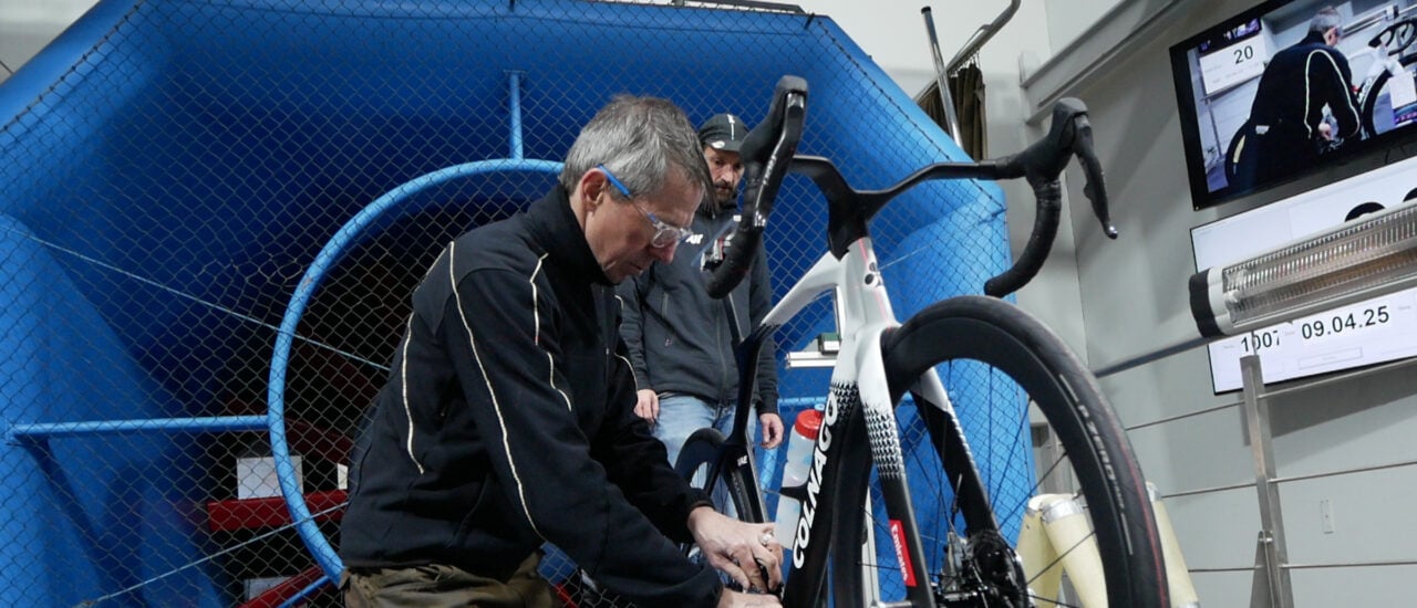 Im Windkanal für schnelle Räder: Robert Kühnen und Jens Klötzer fürs Tour-Magazin. Foto: Julian Schultz