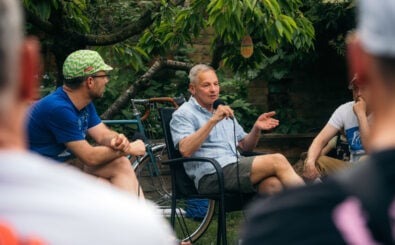 Peter Weigle im Interview im Garten von Meerglas Frameworks. Foto: Stefan Hähnel