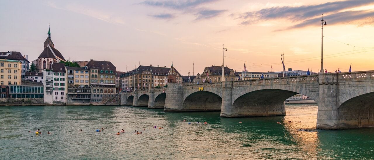 In Kunst baden und im Rhein schwimmen – beides ist auf der Art Basel möglich. Foto: Shutterstock / Peeradontax