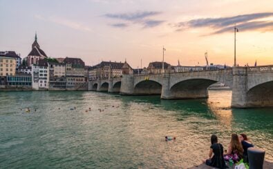 In Kunst baden und im Rhein schwimmen – beides ist auf der Art Basel möglich. Foto: Shutterstock / Peeradontax