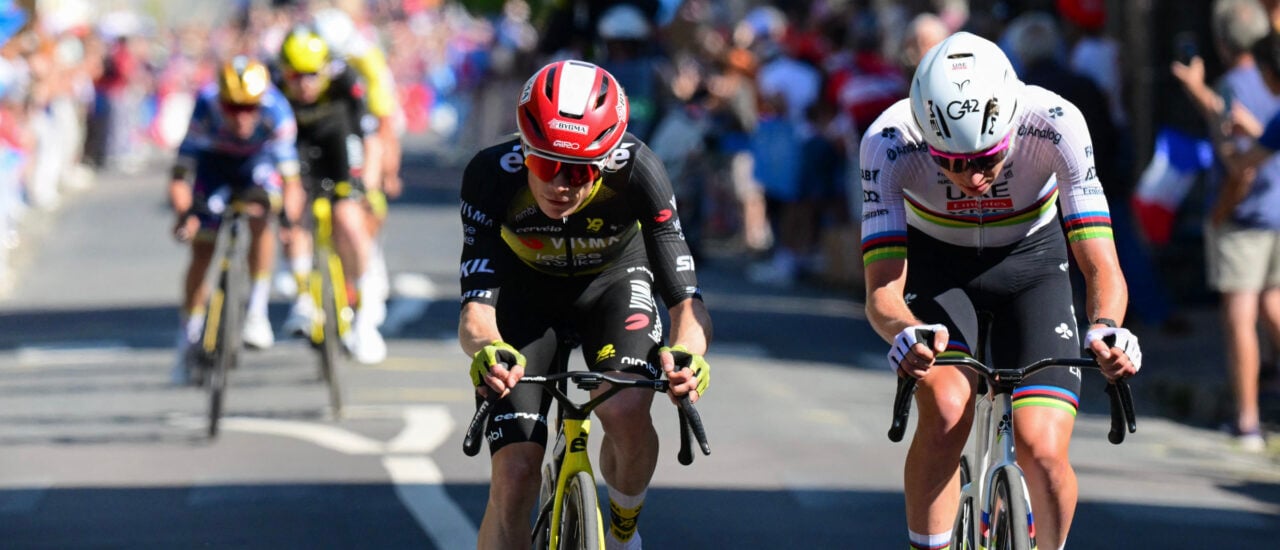 Laut UCI ab 2026 zu schmal: Die Lenker von Jonas Vingegaard und Tadej Pogačar. Foto: Bernard PAPON / POOL / AFP