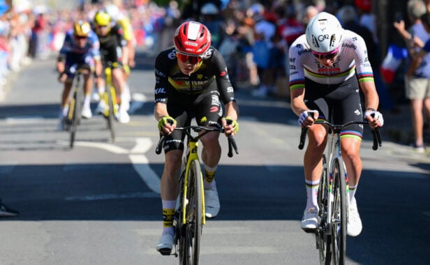 Laut UCI ab 2026 zu schmal: Die Lenker von Jonas Vingegaard und Tadej Pogačar. Foto: Bernard PAPON / POOL / AFP