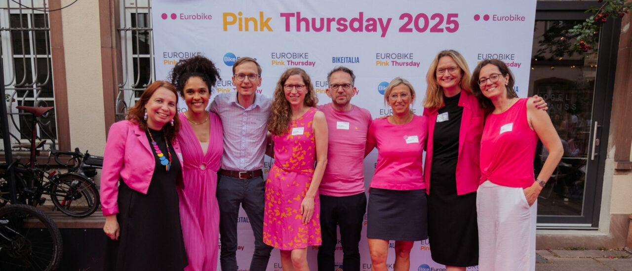 Prof. Dr. Angela Francke (1. v.l.) und Isabell Eberlein (2. v.r.) beim Pink Thursday auf der Eurobike 2025. Foto: Eurobike Frankfurt