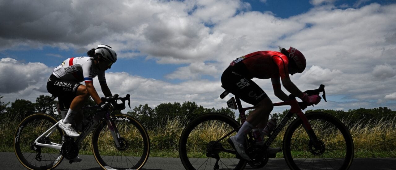 Unterlenker, Windschatten, aerodynamisch optimierte Kleidung und Helme: Alles zur Minimierung des Luftwiderstands. Foto: Julien de Rosa / AFP