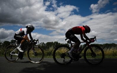 Unterlenker, Windschatten, aerodynamisch optimierte Kleidung und Helme: Alles zur Minimierung des Luftwiderstands. Foto: Julien de Rosa / AFP
