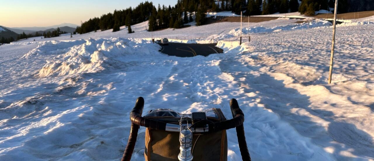 Unterwegs auf einem Schneefeld in den Cascades
