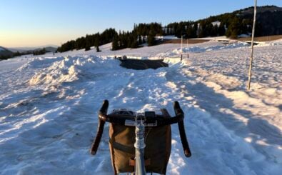 Unterwegs auf einem Schneefeld in den Cascades