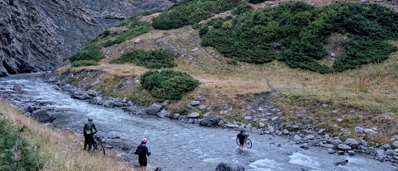 Gebirgsflussquerung beim Silk Road Mountain Race. Bild: Carlotta Schumacher
