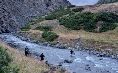 Gebirgsflussquerung beim Silk Road Mountain Race. Bild: Carlotta Schumacher