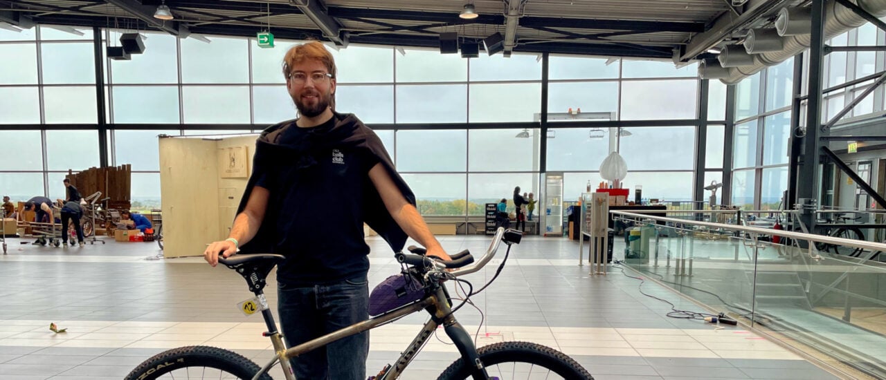 Will ride for pizza: Paul und sein Rad vom High Velocity Research. Foto: Gerolf Meyer