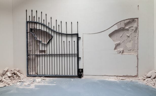 Installation von Shilpa Gutpa „Untitlet 2008 – 09“ / bepsy / Shutterstock