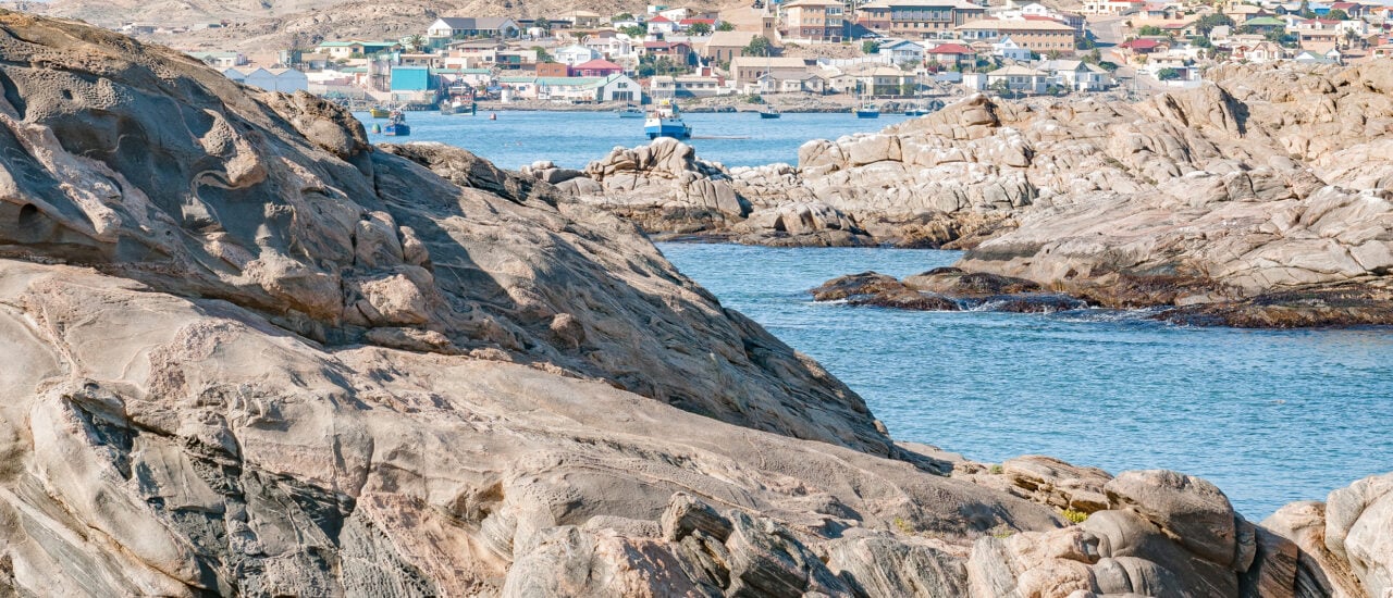 Die Haifischinsel mit Blick auf die Hafenstadt Lüderitz in Namibia