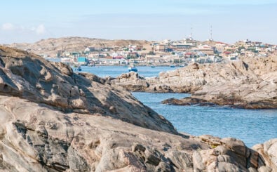 Die Haifischinsel mit Blick auf die Hafenstadt Lüderitz in Namibia