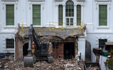 WASHINGTON, DC – OCTOBER 28: An excavator sits on the rubble after the East Wing of the White House was demolished on October 28, 2025 in Washington, DC. The demolition is part of U.S. President Donald Trump’s plan to build a ballroom on the eastern side of the White House.   Alex Wong/Getty Images/AFP (Photo by ALEX WONG / GETTY IMAGES NORTH AMERICA / Getty Images via AFP)