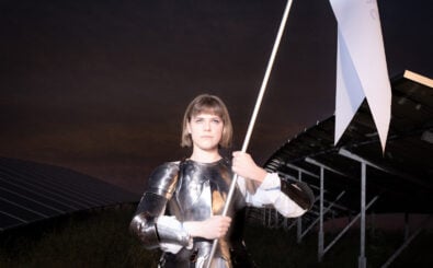 In „Sonnenkönigin“ wird Johanna (Llewellyn Reichman) zur Symbolfigur zwischen Klimakrise und Volksfest.