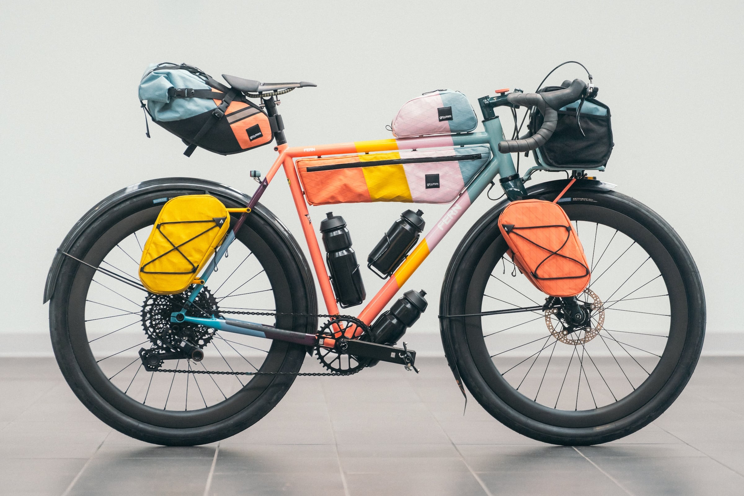 Ein buntes Fahrrad mit vielen zur Lackierung passenden Fahrradtaschen