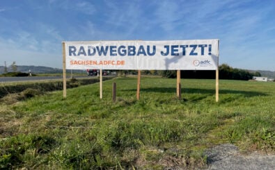 Mit Schildern wie diesem macht der ADFC auf die Situation in ländlichen Räumen aufmerksam. Foto: ADFC Sachsen