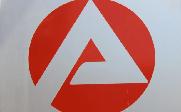 Das weiße A im roten Kreis: Ein Symbol, das Arbeitslose nur allzu gut kennen. Foto: Arbeitsamt. / credits: CC BY 2.0 | Sammy Zimmermanns / flickr.com