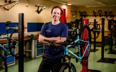 Jan Paulus in der Werkstatt. Foto: Bundesfachschule Zweirad