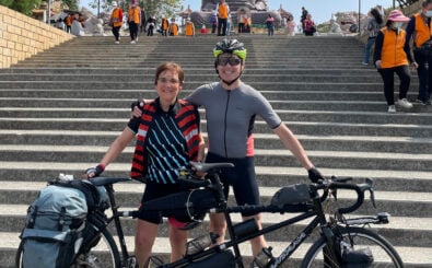 Bina und ihr Mann Manuel mit Tandem in Taiwan. Bild: privat