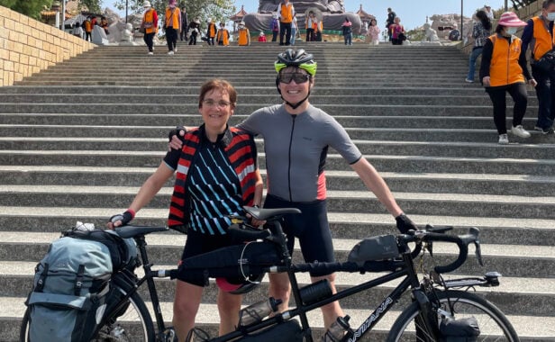 Bina und ihr Mann Manuel mit Tandem in Taiwan. Bild: privat