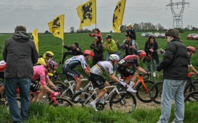 Rennsituation bei Paris-Roubaix. Foto: Jeff Pachoud  / AFP