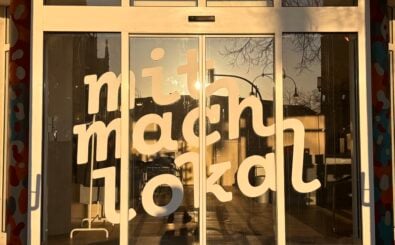 Ein Bild vom Mitmachlokal im Abendlicht. Foto: Marie Landes.