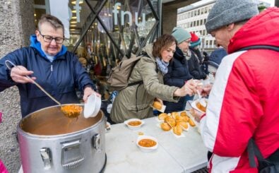Ehrenamtler vom Verein Juttas Suppenküche verteilen Mahlzeiten an Bedürftige in Köln. Foto: cc-images/shutterstock.com