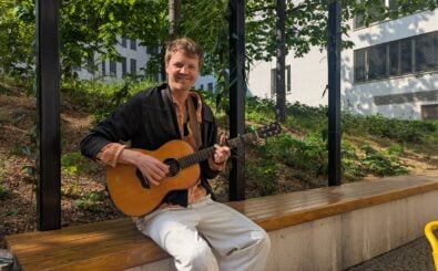Hatte zum Gespräch auch die Gitarre dabei: Urban-Utopia-Conference-Gründer Paul Baumann. Foto: Heike Sicconi