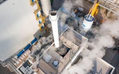 Power-to-Heat-Projekt von InfraLeuna und 50Hertz am Chemiestandort Leuna. Einhub des Elektrodenkessels durch das Dach des Gas- und Dampfturbinenkraftwerks 2 der InfraLeuna am Chemiestandort Leuna – Bildquelle: InfraLeuna / LxPRESS