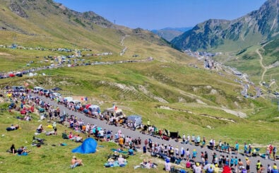Warten auf die Tour de France am Tourmalet. Bild: Gregor Schenk