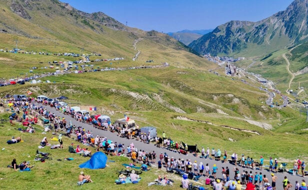 Warten auf die Tour de France am Tourmalet. Bild: Gregor Schenk