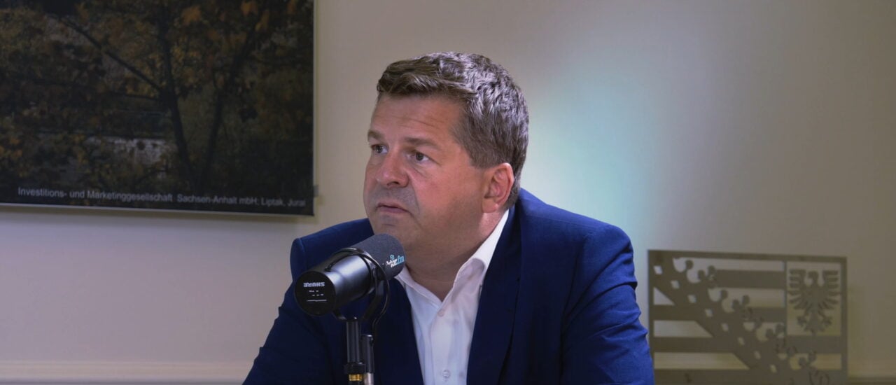 Sachsen-Anhalts Ministerpräsident Sven Schulze im Gespräch bei DAZWISCHEN. Foto: detektor.fm