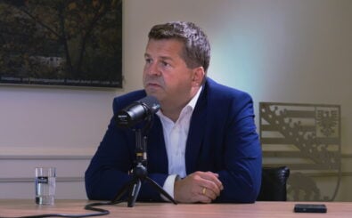 Sachsen-Anhalts Ministerpräsident Sven Schulze im Gespräch bei DAZWISCHEN. Foto: detektor.fm