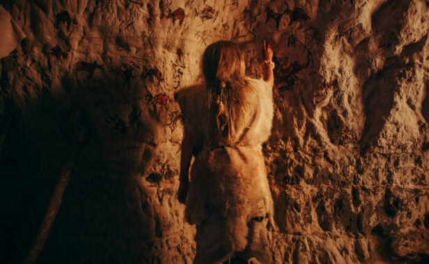 Könnte so ausgesehen haben: Neandertaler-Kind in einer Höhle. Bild: shutterstock/Gorodenkoff