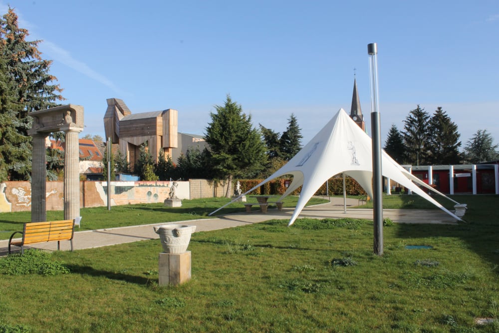 Winckelmann Park mit Pferd. Bild: Winckelmann Museum.