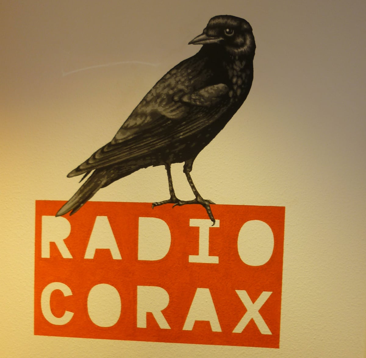 Foto aus den Räumen von Radio Corax. Zu sehen ist das Logo von Radio Corax.