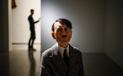 This photograph taken at the Bourse de Commerce – Pinault Collection in Paris on March 13, 2024, shows the work of Italian visual artist Maurizio Cattelan – with a sculpture of Hitler kneeling with his back to the ground, looking like a child, on display during a press preview ahead of its new exhibition of works. Entitled „Le monde comme il va“ („The world as it is“), the exhibition runs until September 2024, and features „around sixty works from this private collection, which comprises more than 10,000 works, brought together in their relationship to the present and current events, with artists who react and whose works provoke reactions“, curator Jean-Marie Gallais told AFP. (Photo by Dimitar DILKOFF / AFP) / RESTRICTED TO EDITORIAL USE – MANDATORY MENTION OF THE ARTIST UPON PUBLICATION – TO ILLUSTRATE THE EVENT AS SPECIFIED IN THE CAPTION