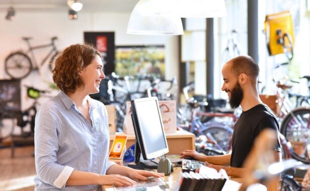 Fahrradberatung auf Augenhöhe. Foto: industryviews / Shutterstock