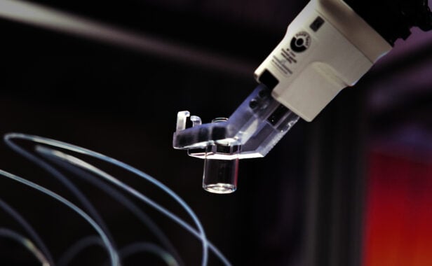 Roboterarm in einem selbststeuernden Labor |  Foto: Dunia Innovations