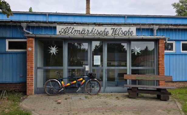 Mit dem Tandem durch die Wische. Foto: Leonard Schubert