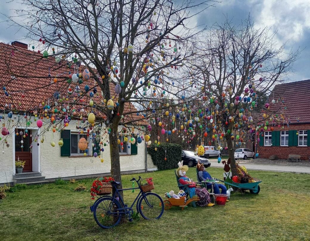 Bunte Ostereier hängen an zwei Bäumen in Wulkau. Foto: Anke Ziegler