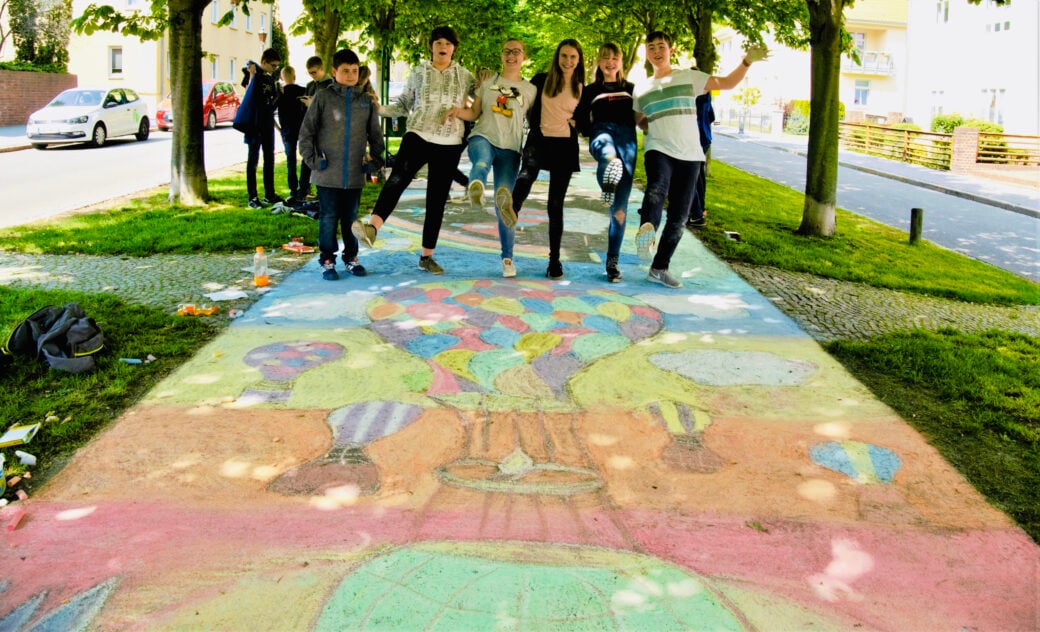 Auf der historischen Kastanienallee in Ballenstedt entsteht ein öffentlicher Begeg-nungsraum mit Kunst, Musik, Gesprächen und Beteiligungsformaten. Foto: Detlef Heydecke