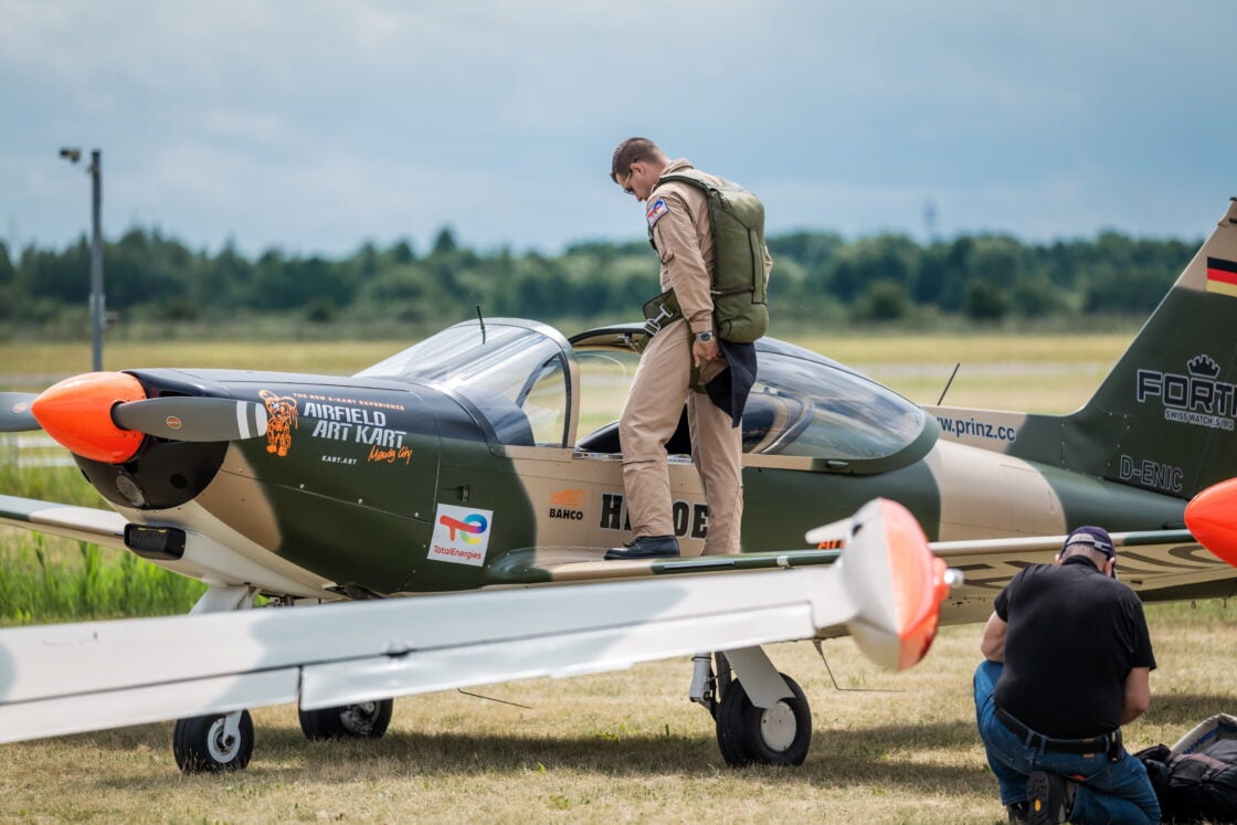 Fotograf: Oliver Harloff): Das Foto zeigt Kunstflugpilot Niebergall, das Flugzeug ist eine Siai Marchetti SF-260.